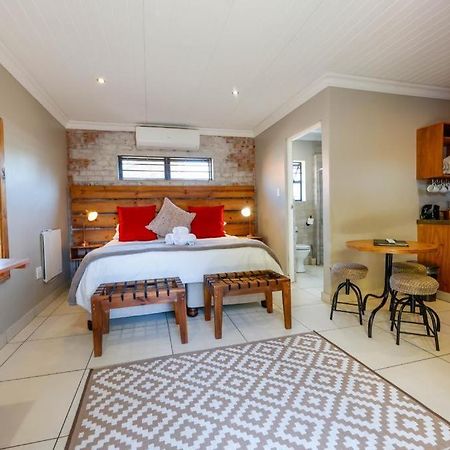 Touching Senses Garden Cottages Bloemfontein Eksteriør bilde